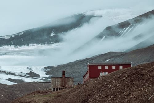 Spitsbergen-longyaerbyen-sneeuw-berg-huis