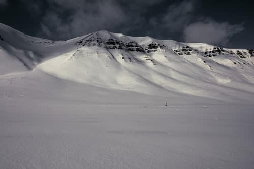 Spitsbergen-longyaerbyen-sneeuw-berg