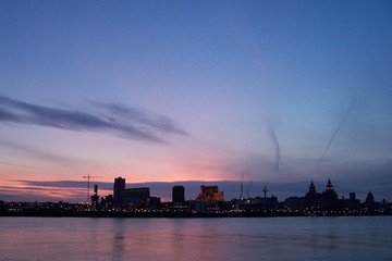 Verenigd-Koningkrijk-Liverpool-kade-gebouwen-zonsondergang