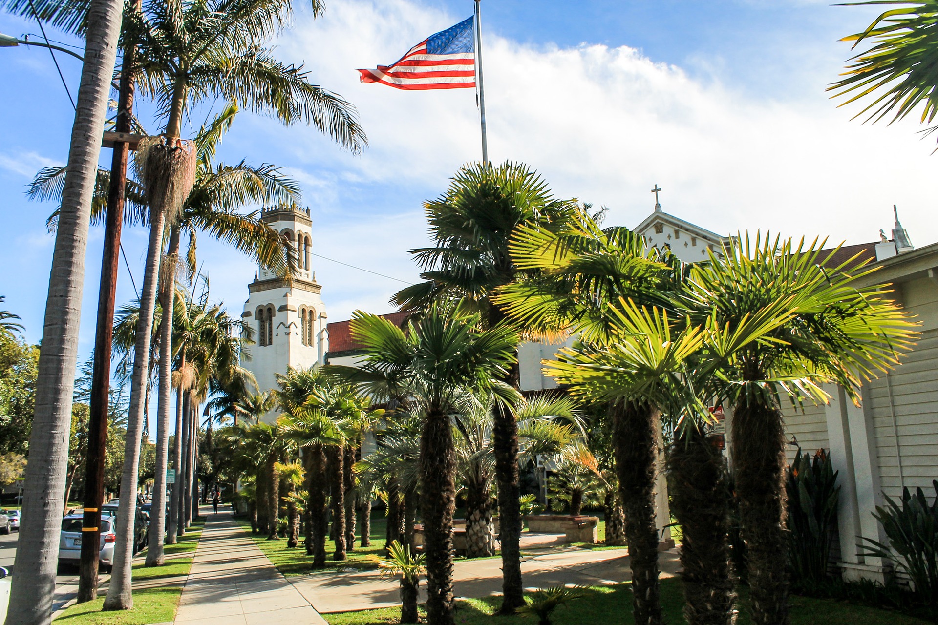 Verenigde staten-californie-santa barbara-gebouw-palmbomen