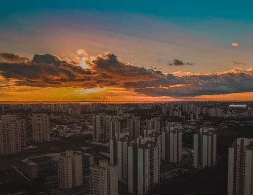 brazilië-manaus-zonsondergang-stad-uitzicht-gebouwen