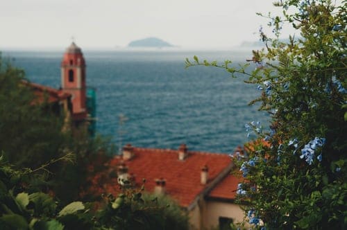 italie-lerici-stad-huizen-zee-uitzicht