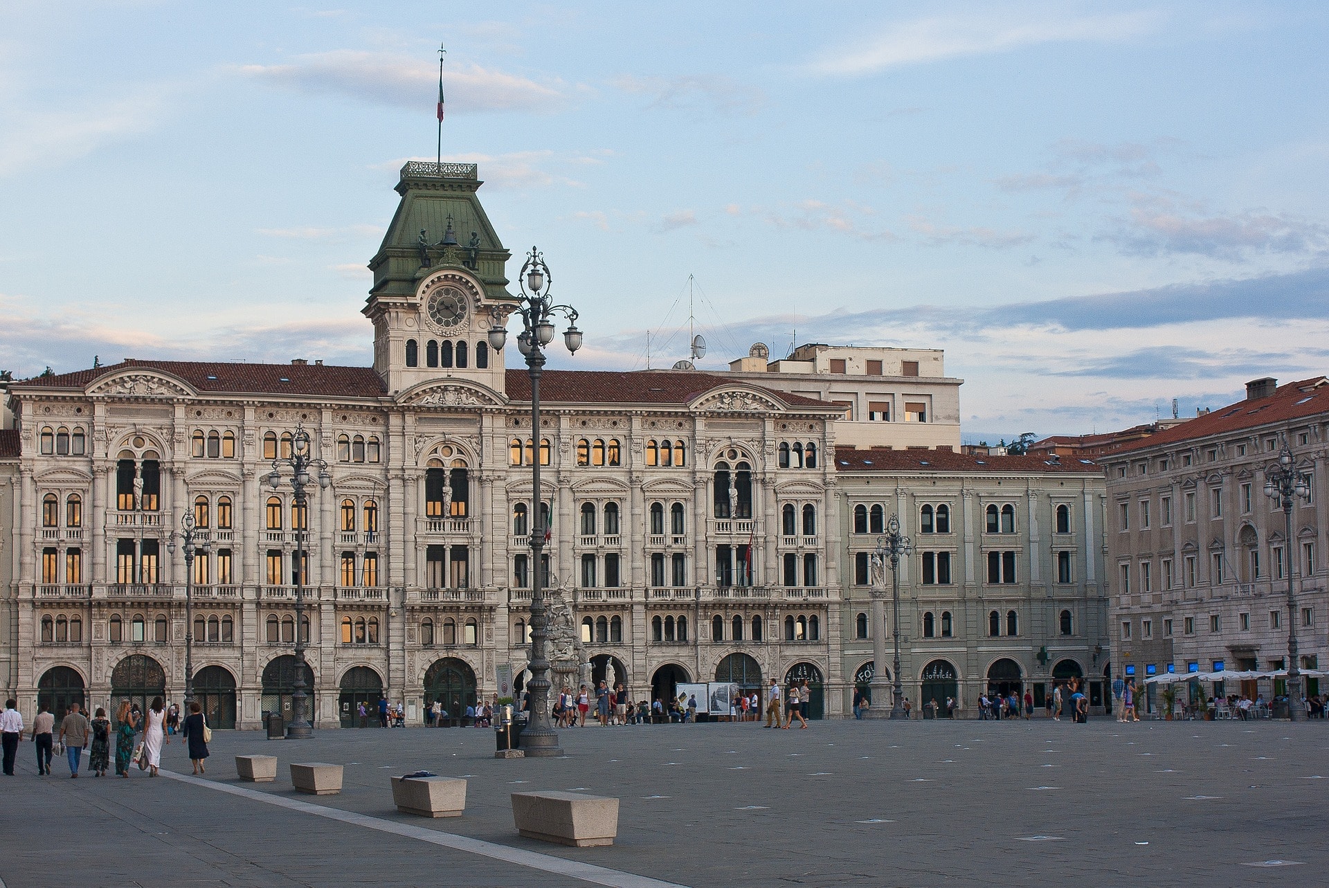 italie-triest-piazza-gemeentehuis-gebouw-plein