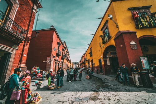 mexico-manzanillo-straat-gebouwen-kleuren