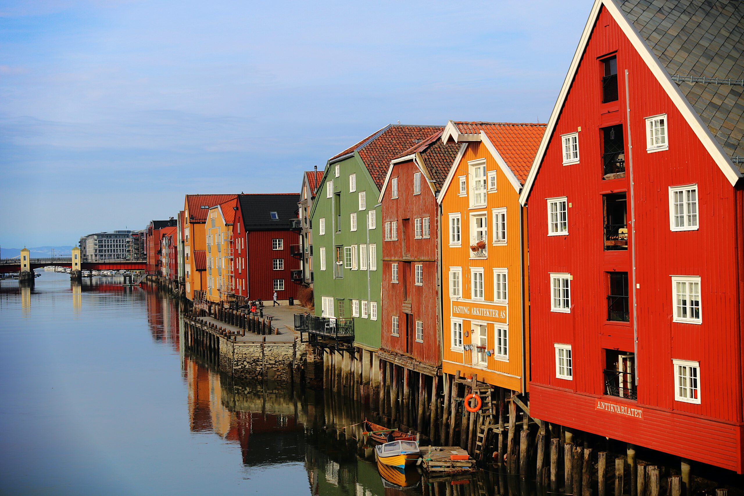 noorwegen-trondheim-gekleurde huizen-water-bruggetje