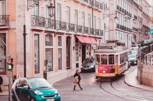portugal-lissabon-gebouw-straat-tram