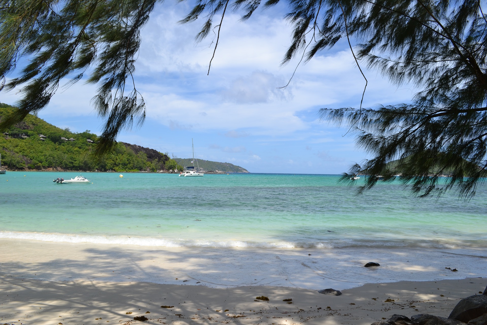 seychellen-victoria-mahe-strand-palmbomen
