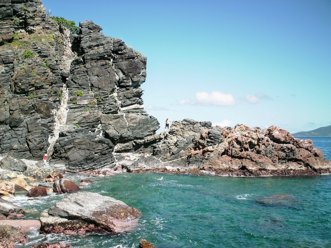 Britse-maagdeneilanden-jost-van-dyke-zee-rotsen