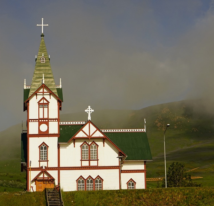 Ijsland-husavik-kerk