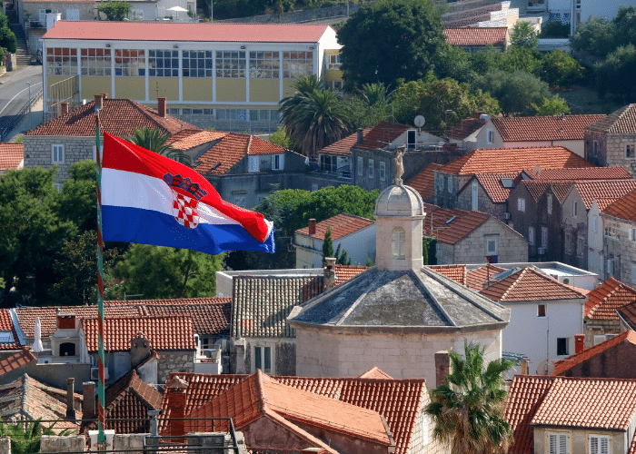 Kroatië-Korcula-cruise-haven-vlag