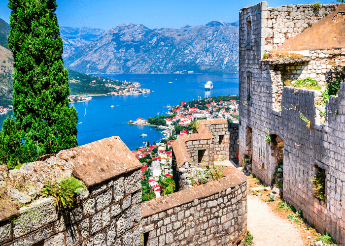 Montenegro-Kotor-cruise-haven-uitzicht over baai