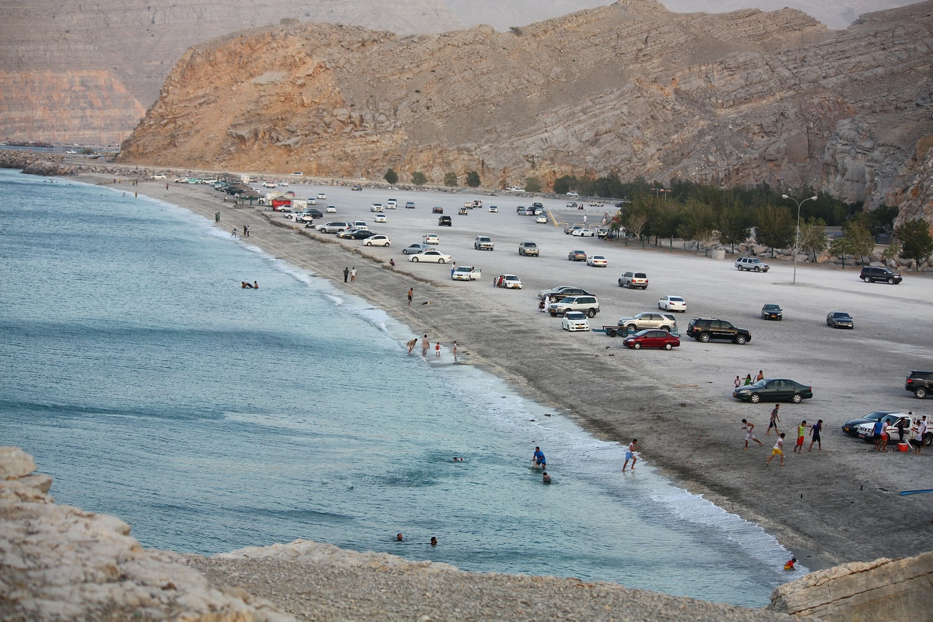Oman-Khasab-strand-zee-mensen