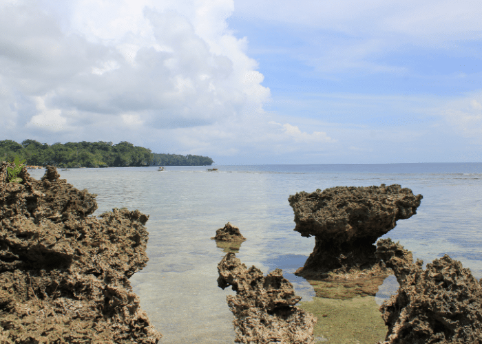Papua New Guinea-Kiriwina-cruise-haven-rotsen