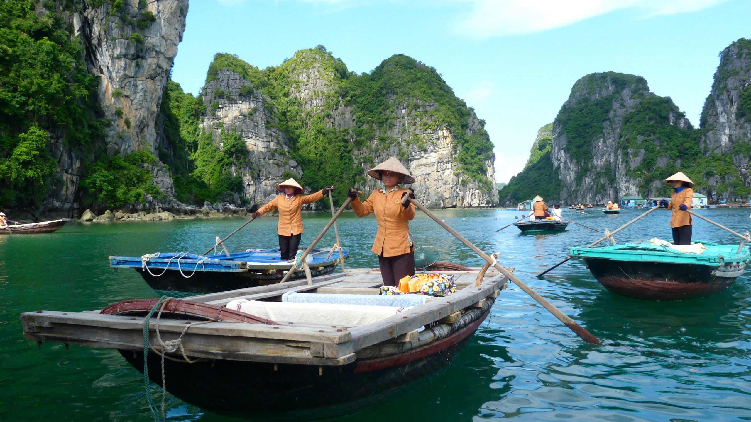 Vietnam-Halong Bay-Thanh pho Ha Long-Quang Ninh-water-natuur-rotsen-bootjes