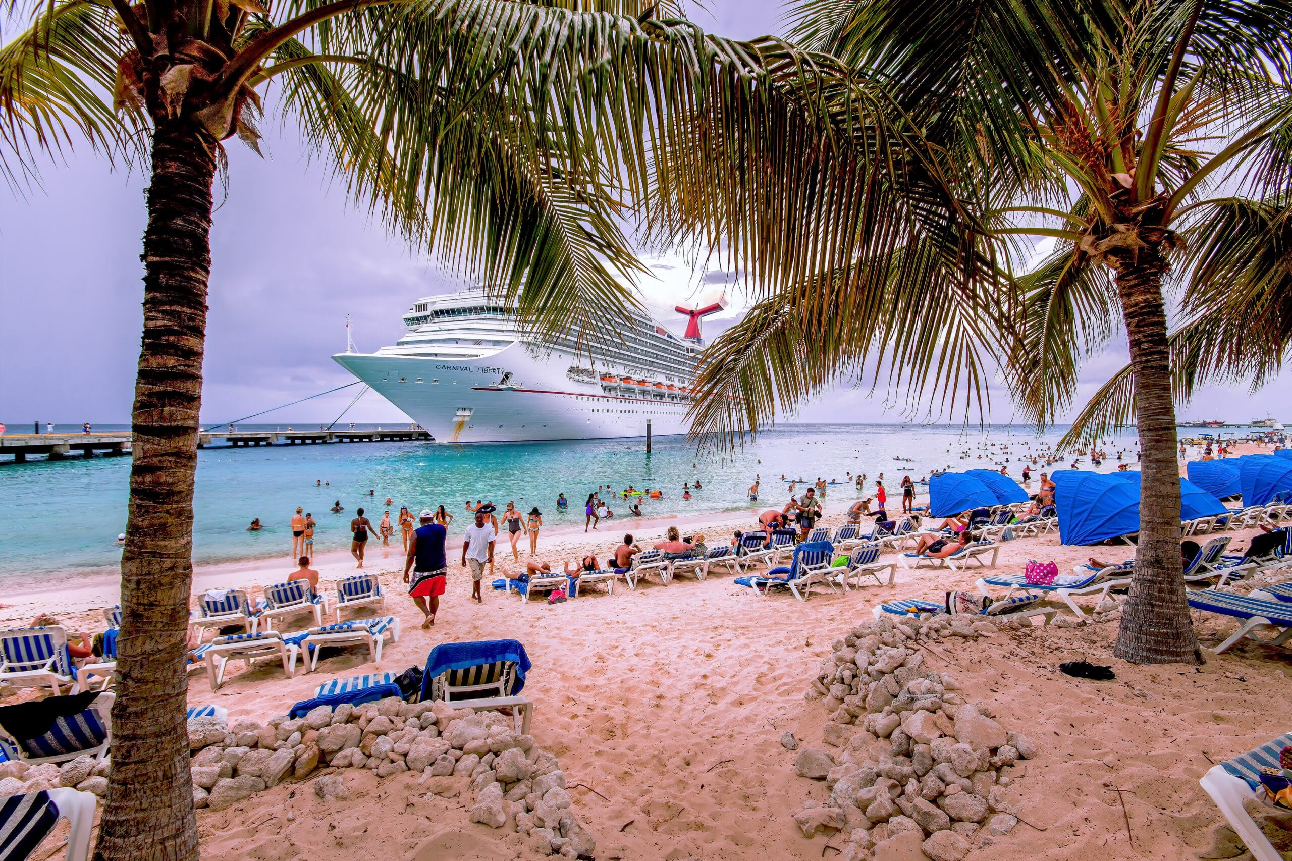 amerika-Grand Turk-strand-cruiseschip-palmbomen