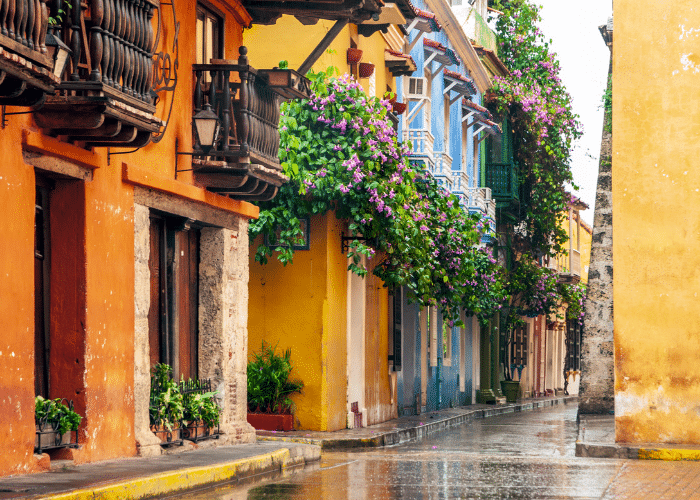 colombia-cartagena-gekleurde huizen-steegje