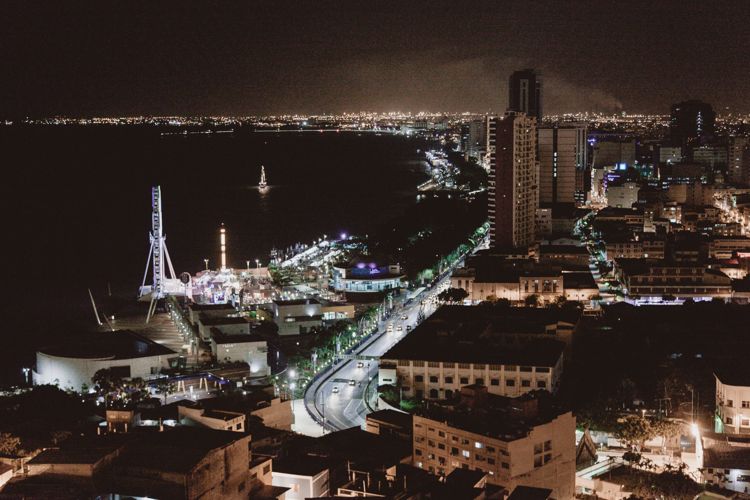 ecuador-Guayaquil-stad-avond-reuzenrad-gebouwen-kust-zee