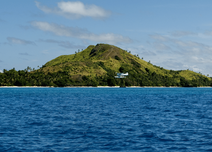 fiji-dravuni island-strand-eiland-zee-vliegtuigje