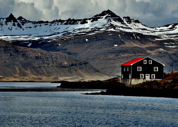 ijsland-Djupivogur-landschap-huisje-gebergte