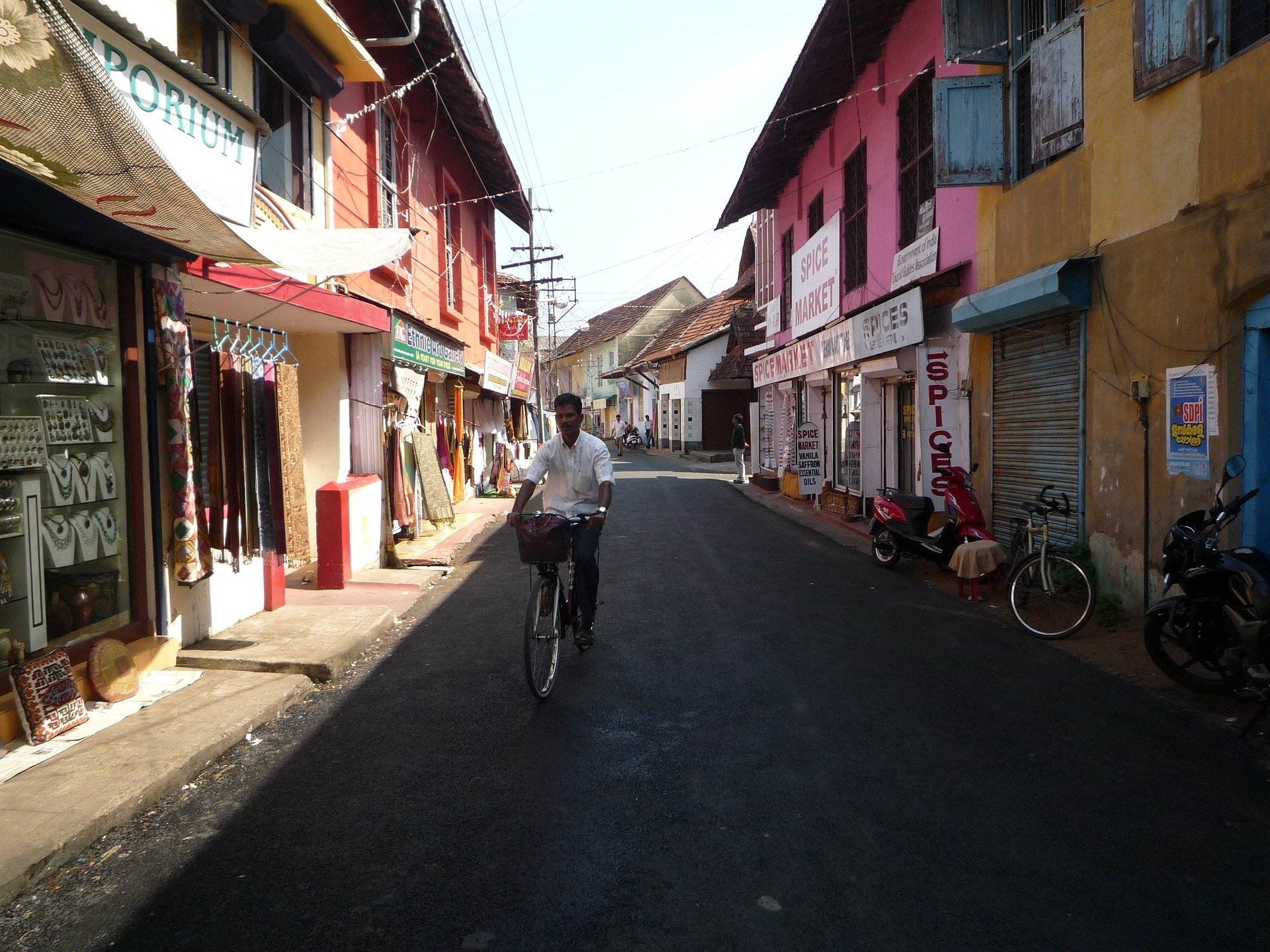 india-cochin-dorpje-huizen-winkels-fietser