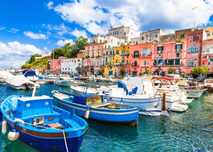 italie-capri-haventje-bootjes-gekleurde huizen