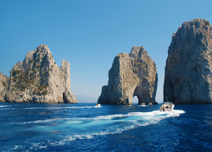 italie-capri-zee-rotsen