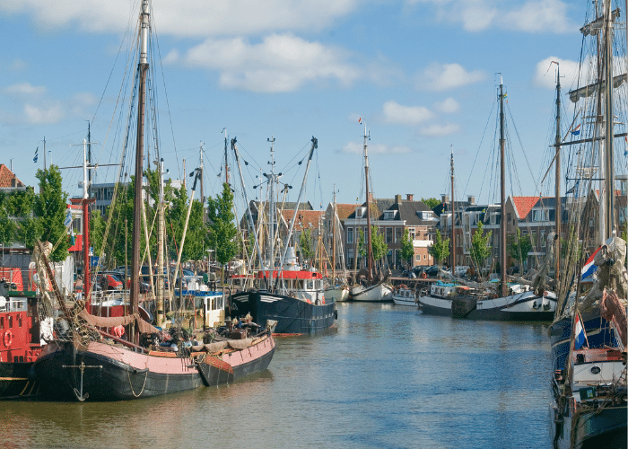 nederland-harlingen-haven-schepen-huizen-water-masten