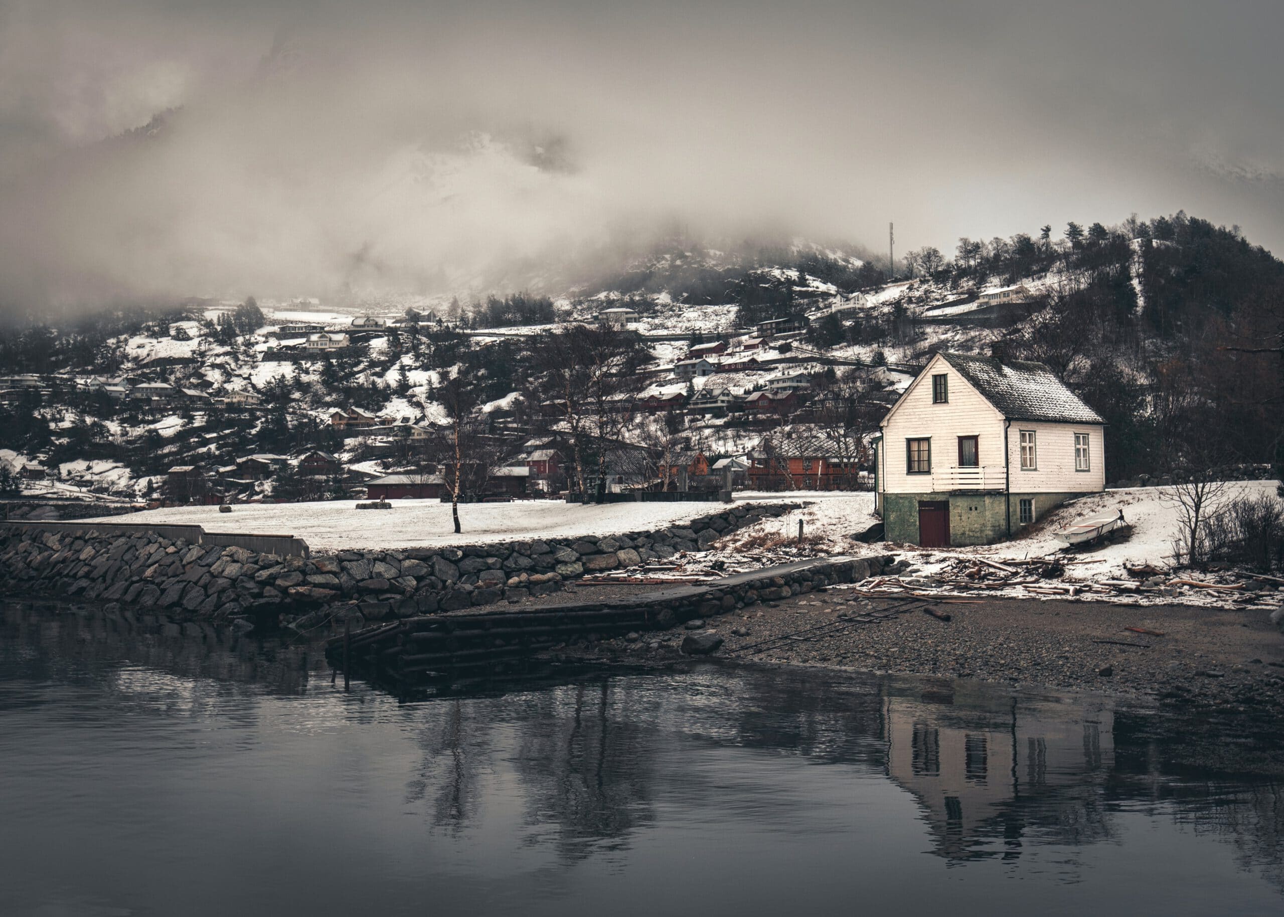 noorwegen-Eidfjord-huizen-kust-landschap