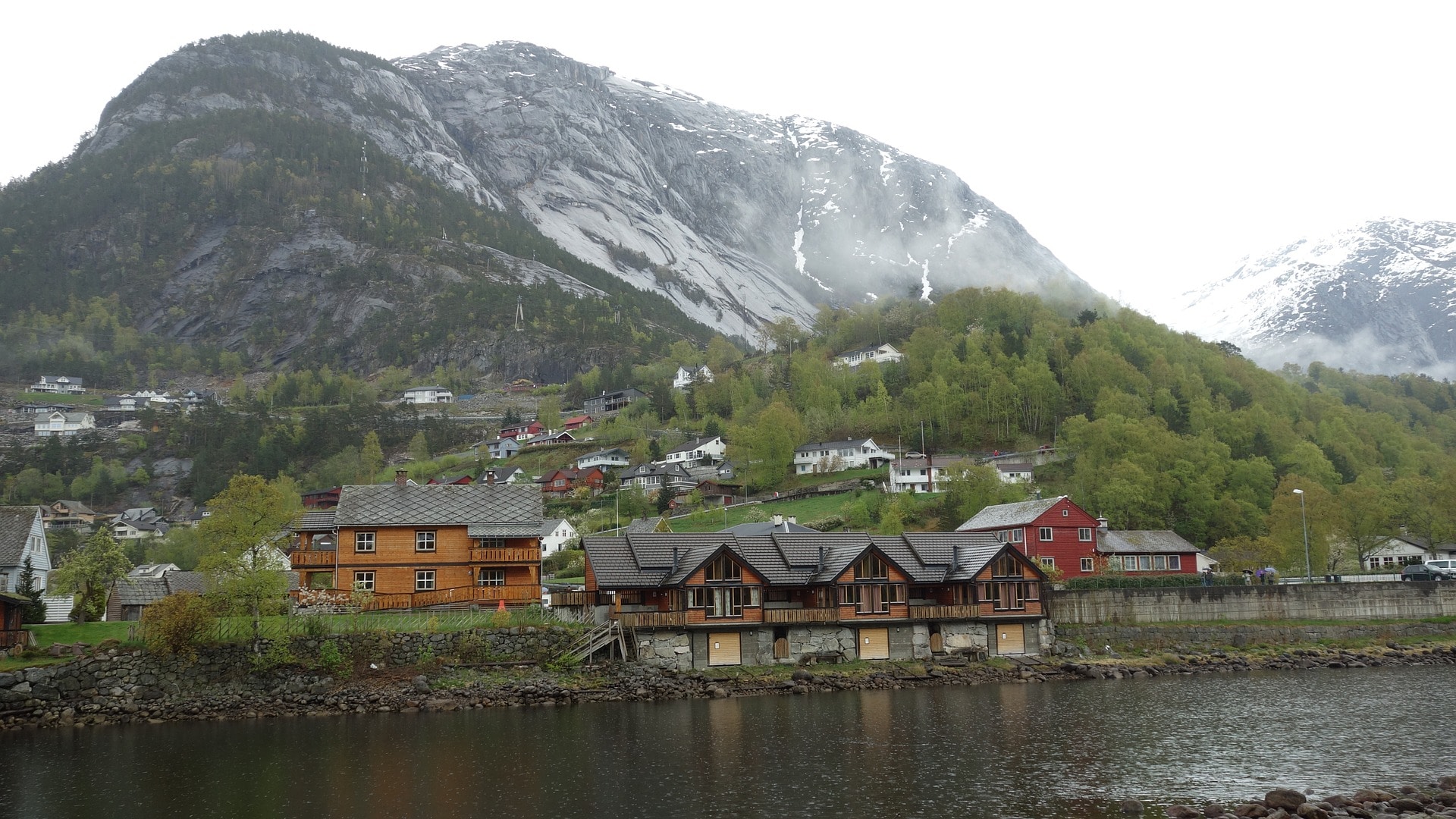 noorwegen-Eidfjord-landschap-fjord-water-huizen-berg