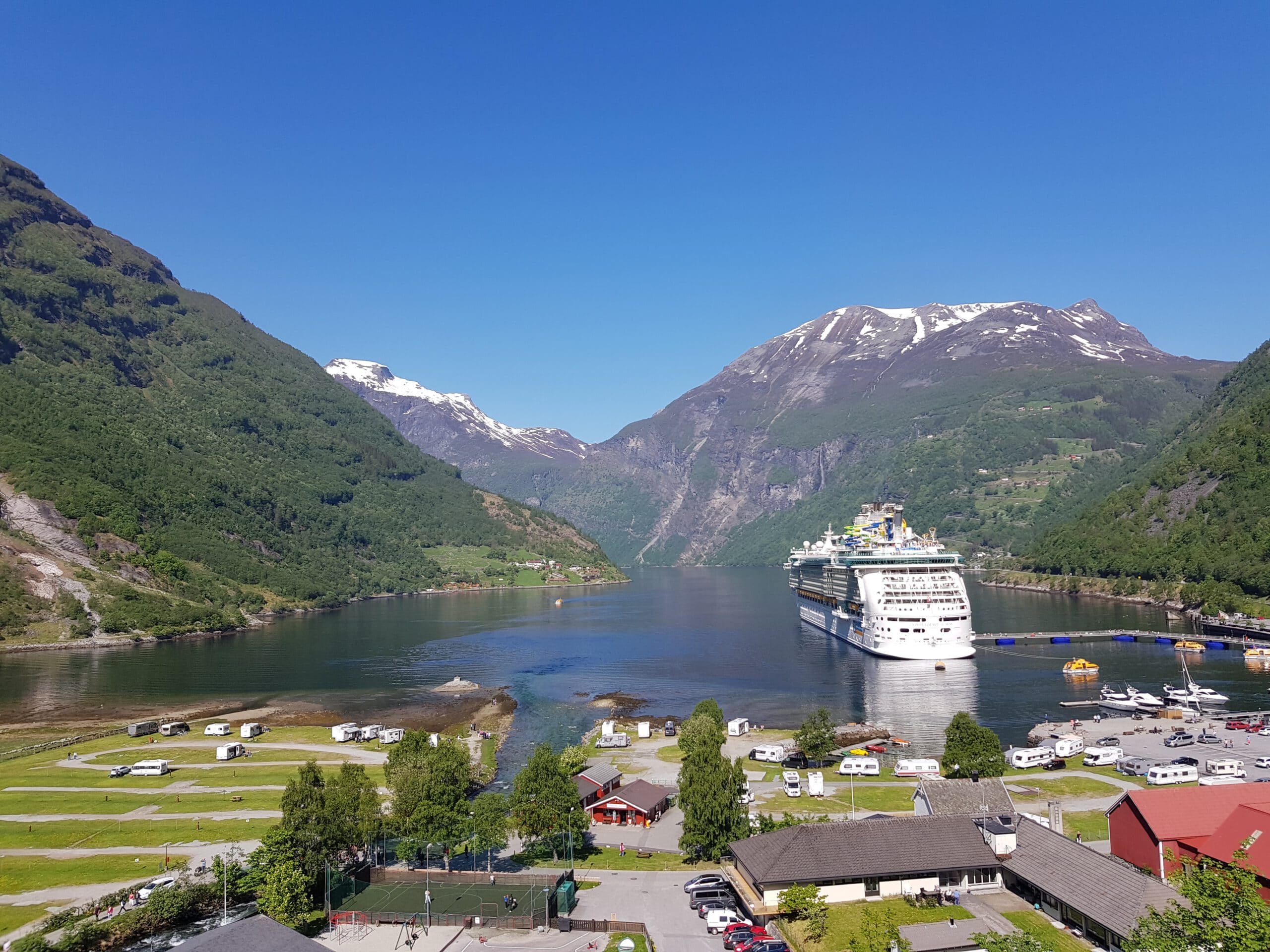 noorwegen-Geiranger-cruiseschip-landschap-huizen-dal