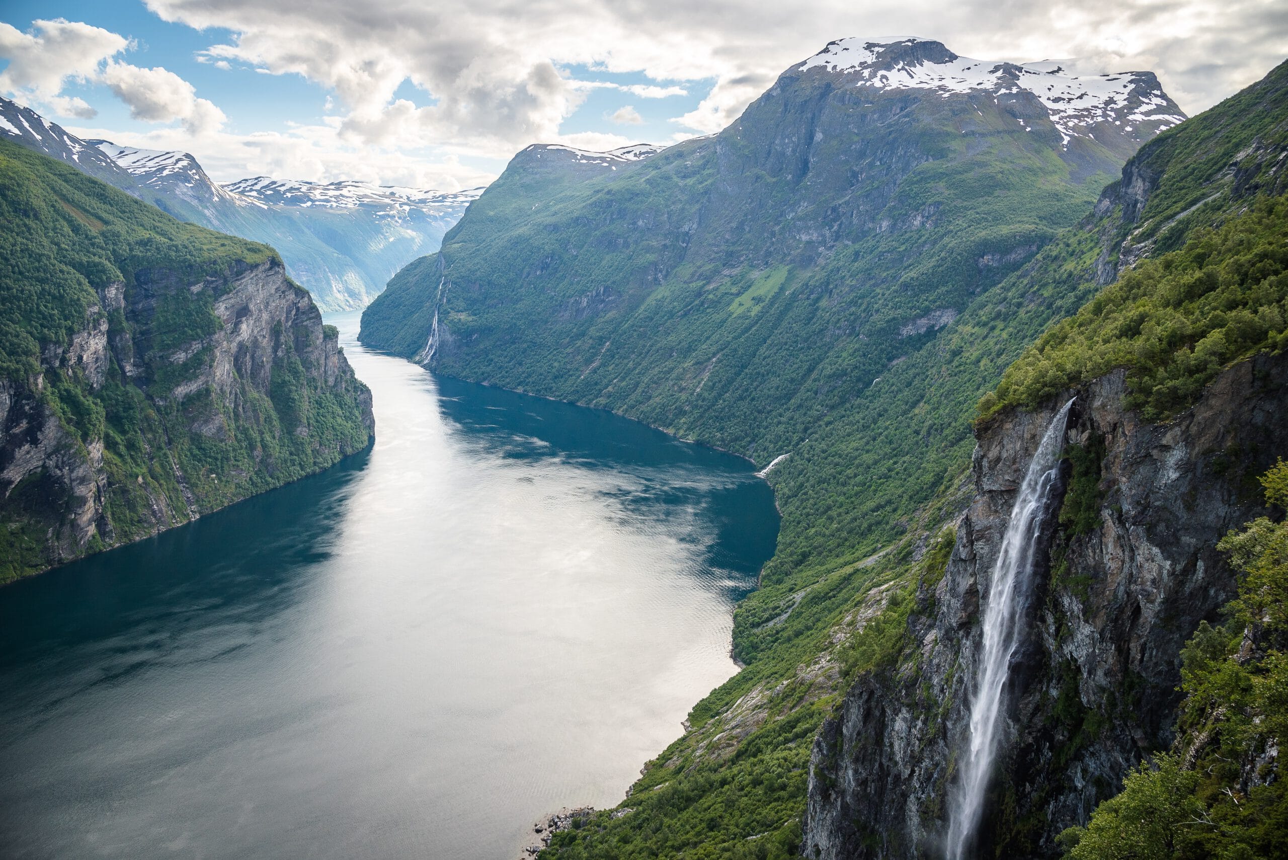 noorwegen-Geiranger-landschap-bergen-watervallen-water