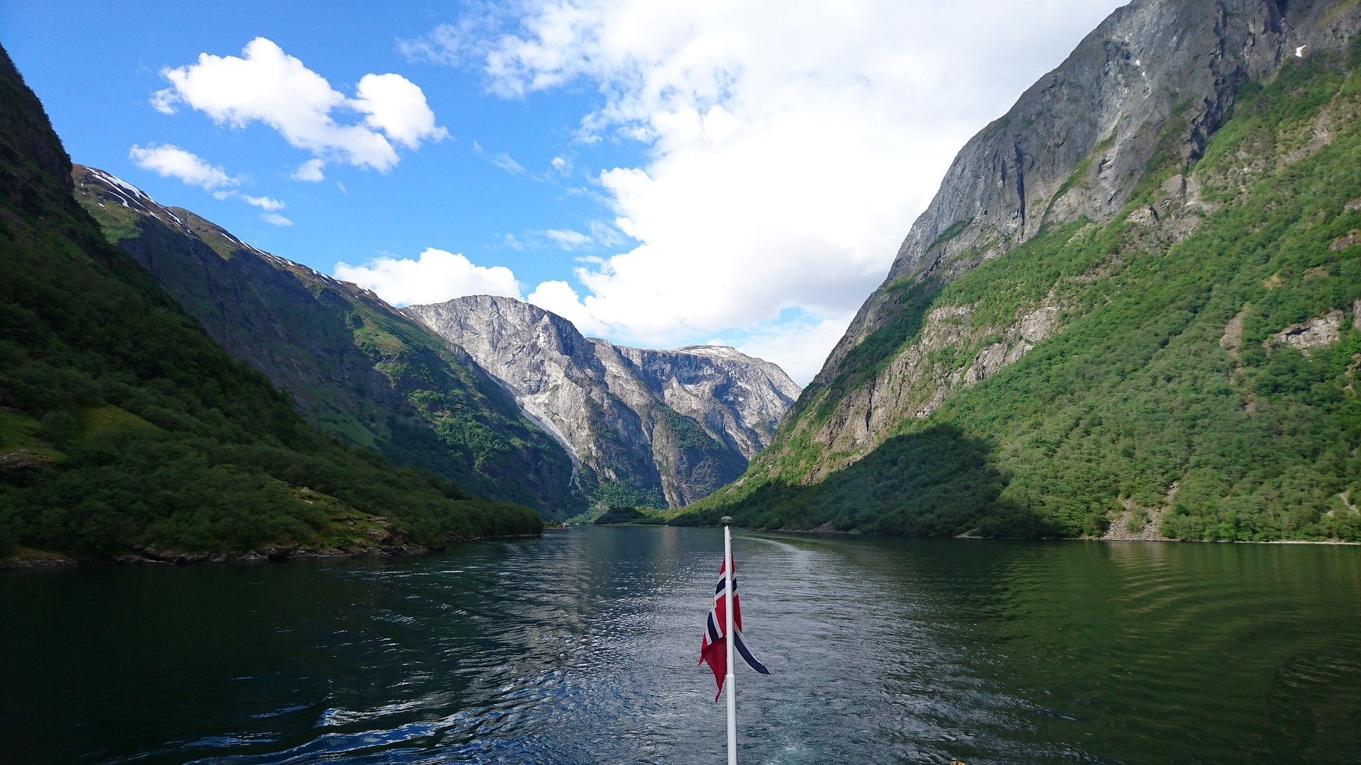 noorwegen-Gudvangen-boot-vlag-landschap