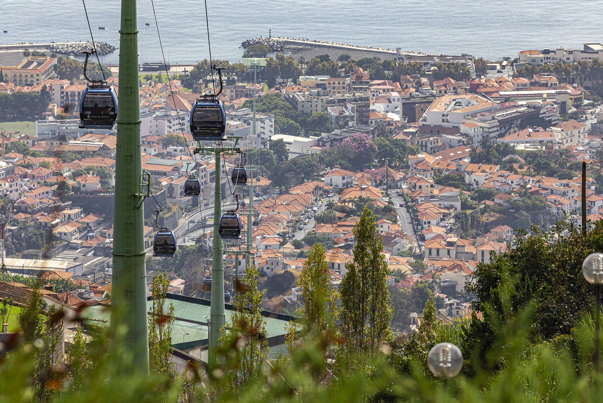 portugal-Funchal-gondels-uitzicht-huizen-kust