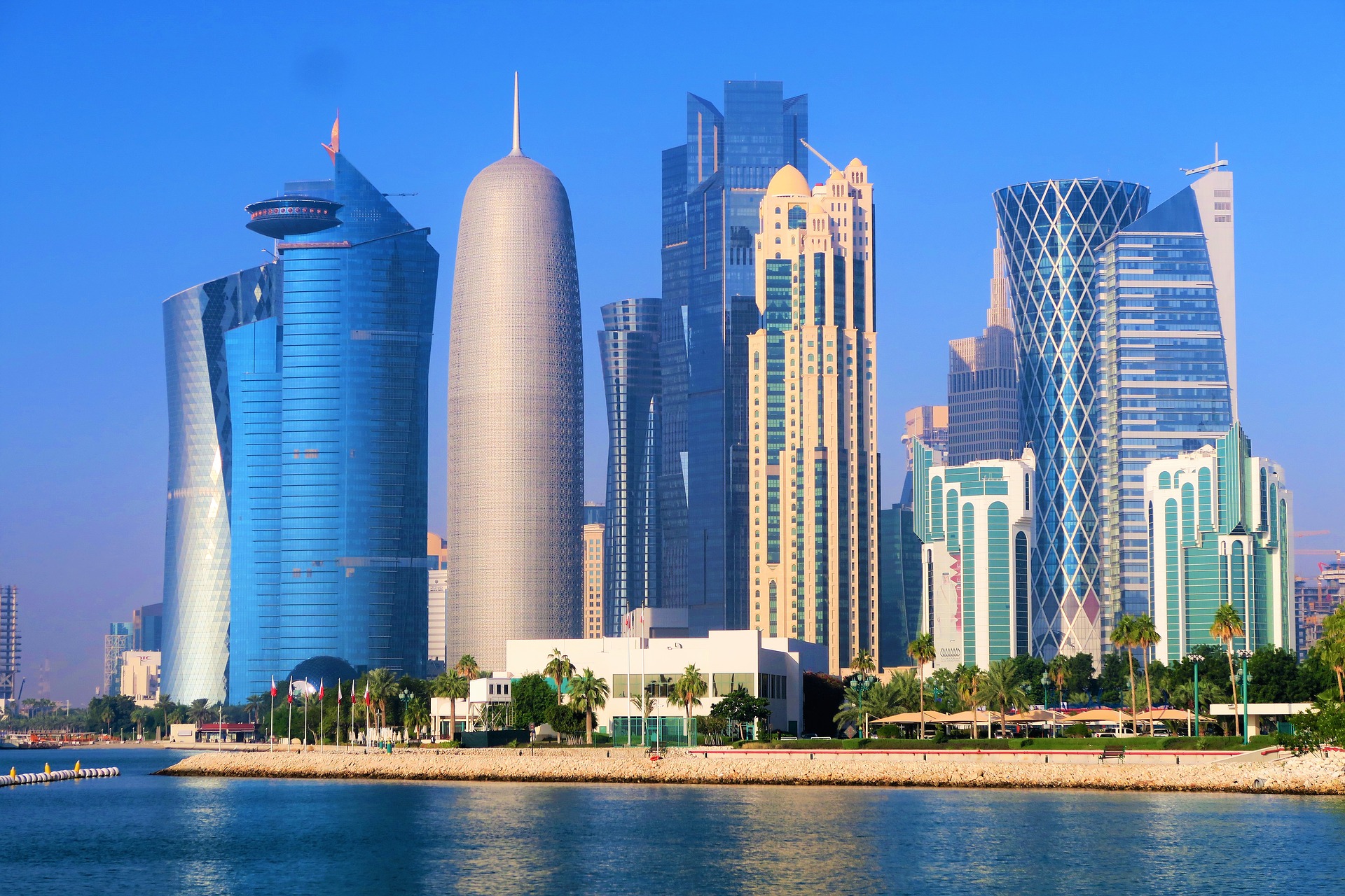 qatar-doha-wolkenkrabbers-gebouwen-architectuur-strand-water