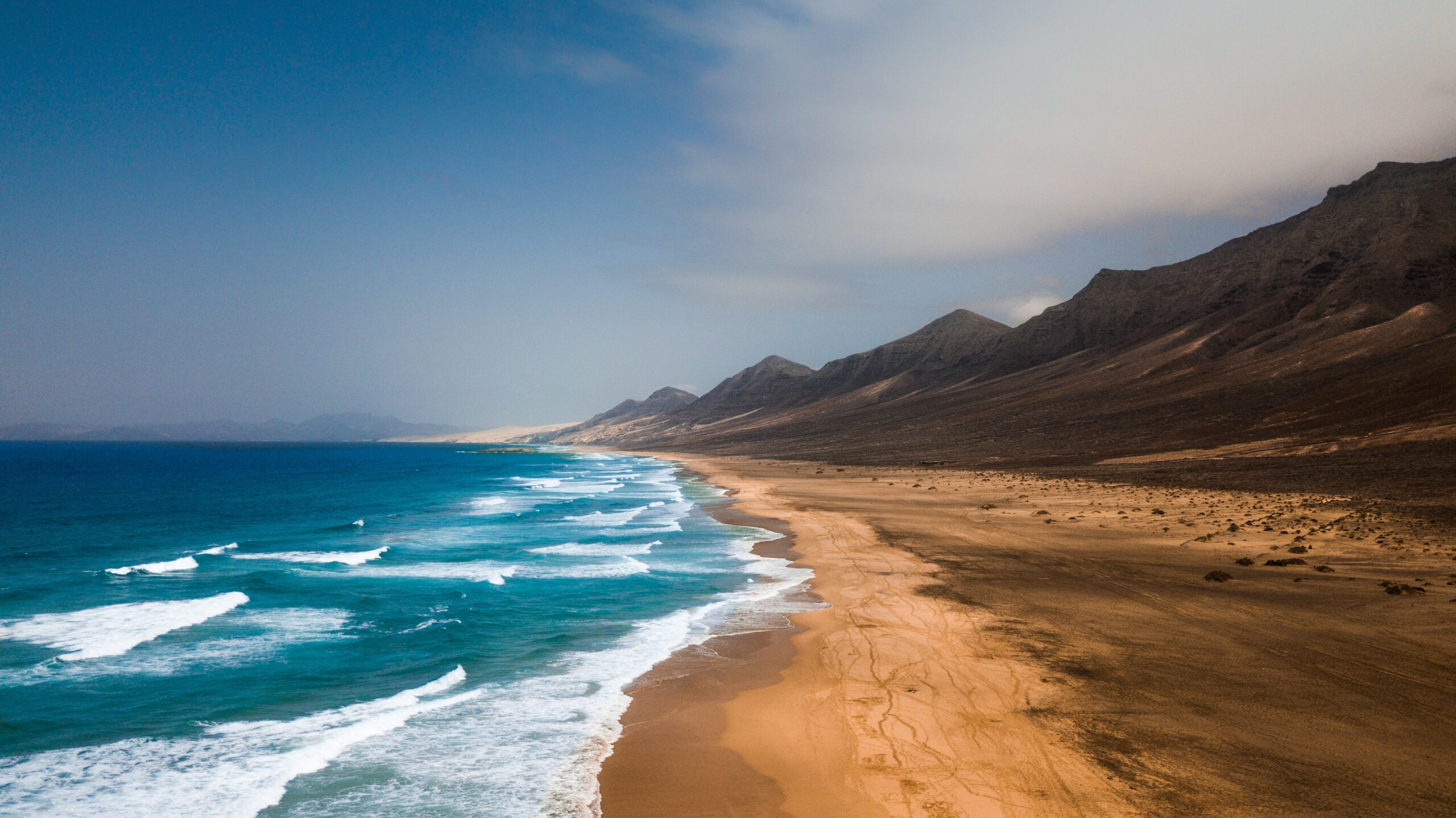 spanje-Fuerteventura-strand-zee-zand-bergen