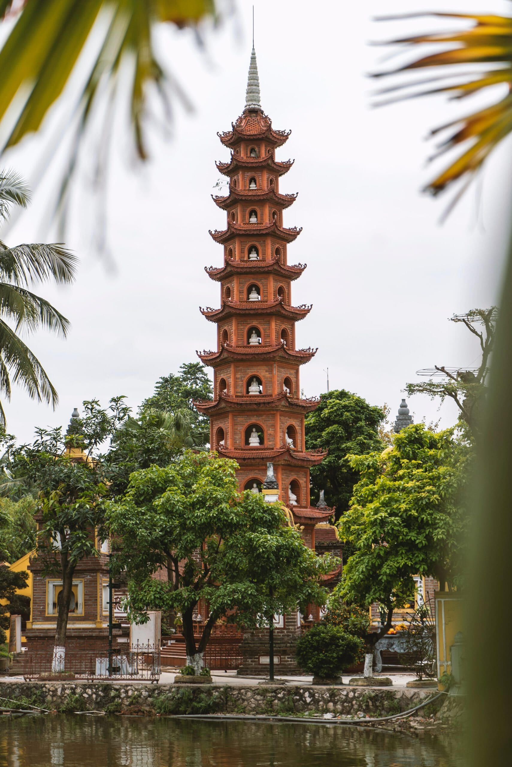 vietnam-hanoi-gebouw-kunst-architectuur-natuur-bomen-water