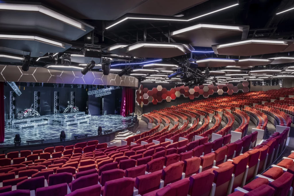 Ontdek de entertainment aan boord, waaronder het indrukwekkende theater!