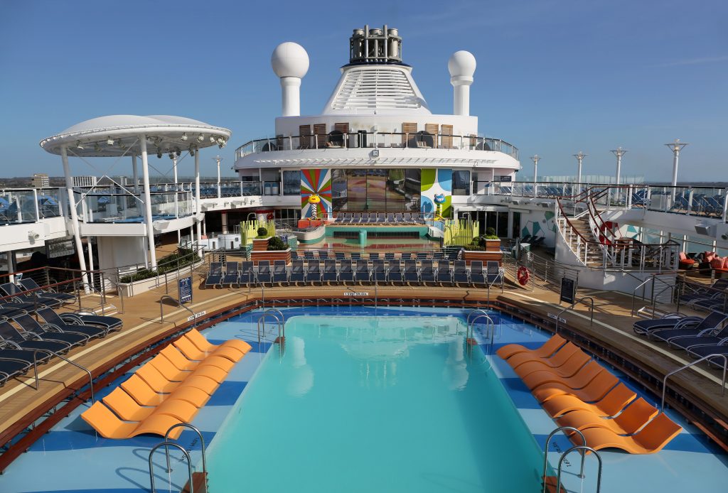 Cruiseschip - Cruise - actieve cruise - zwembad - buitenzwembad