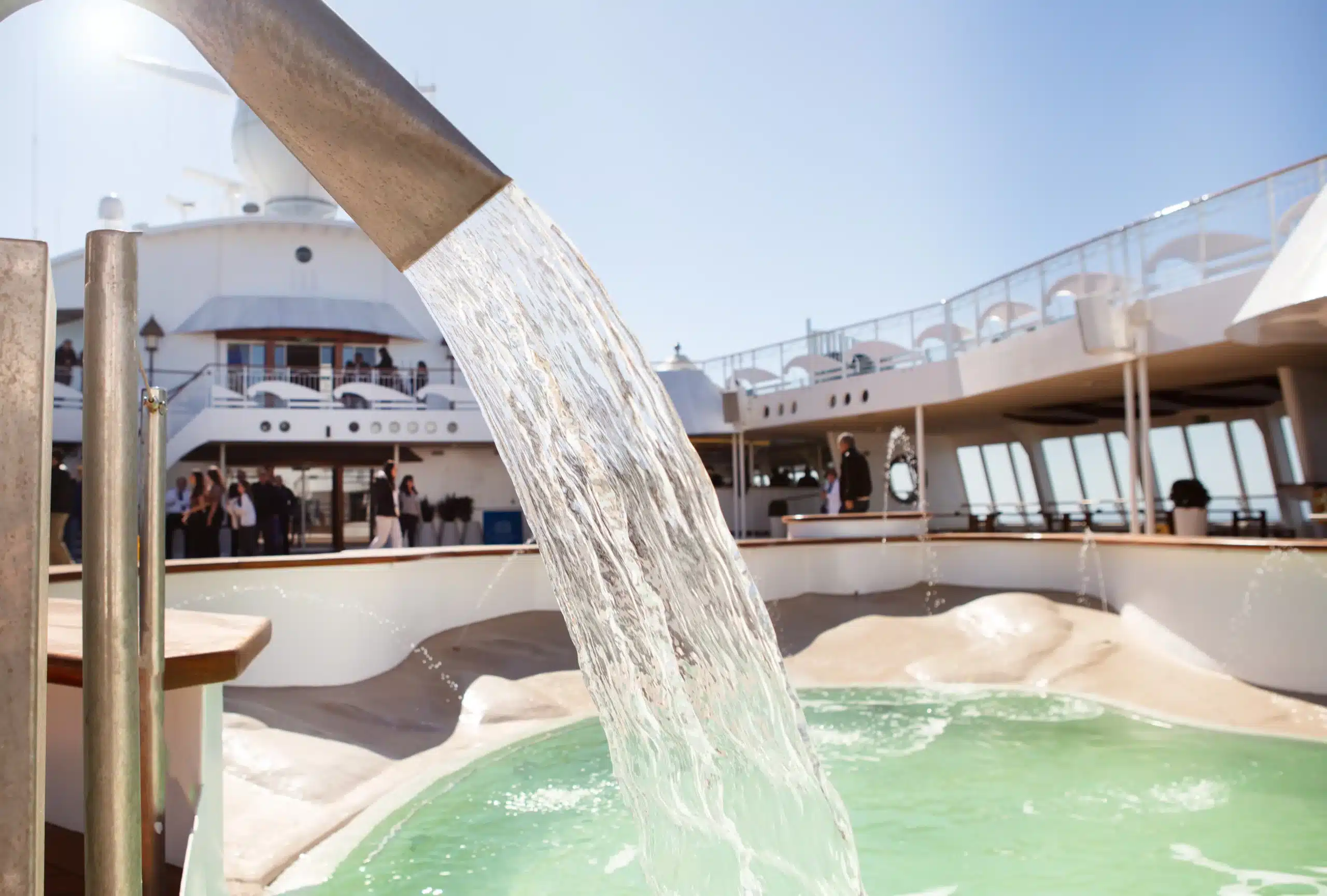 Komt tot rust in een van de jacuzzi's aan boord van Celestyal Discovery.