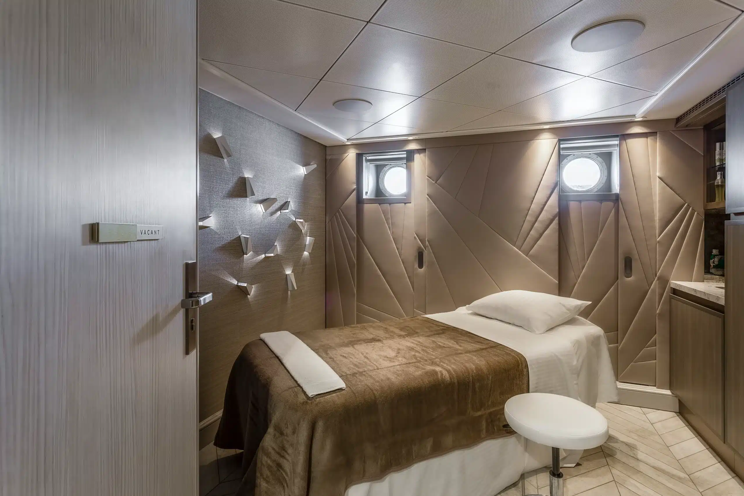 Ontdek de diverse faciliteiten aan boord van Riverside Debussy, waaronder de rustgevende spa.