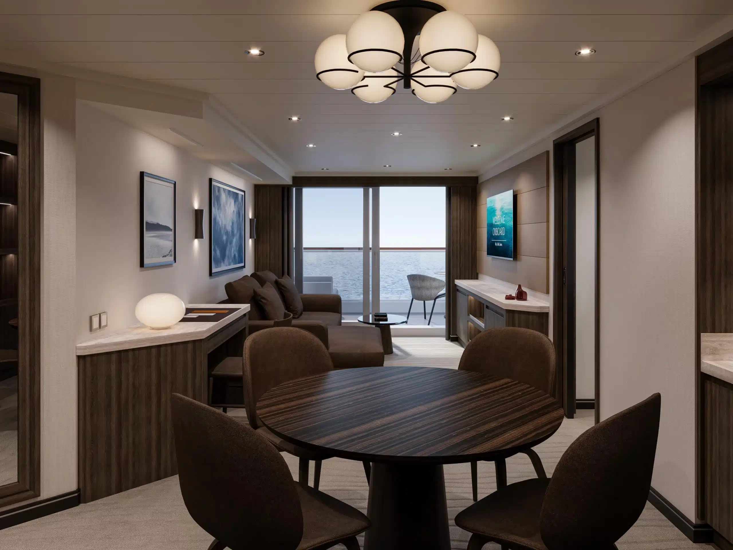 Interieur van de Cove Residence zithoek op de EXPLORA V met een comfortabele bank, televisie en een schuifdeur naar een privéterras met uitzicht op zee.