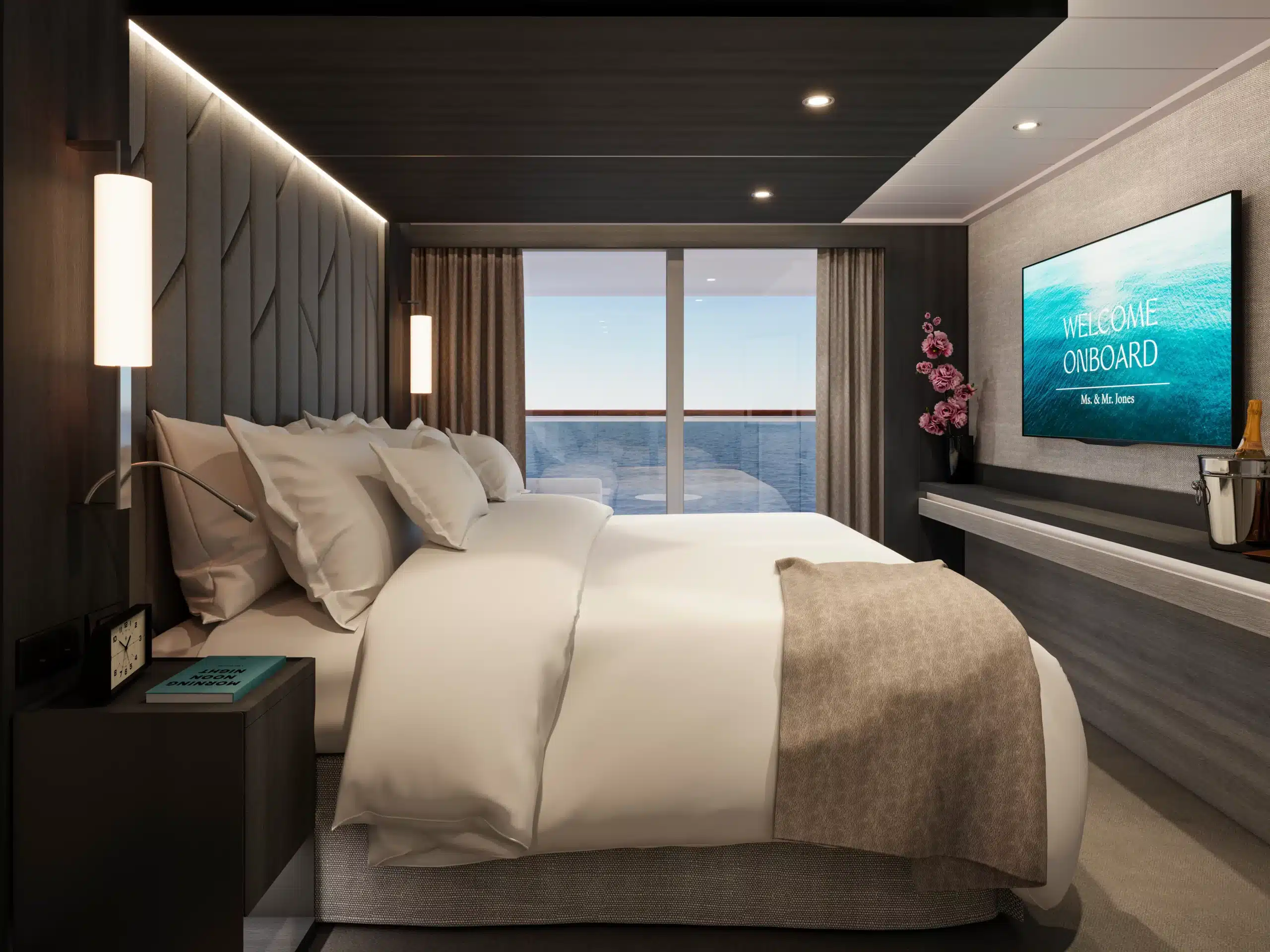 Interieur van het Grand Penthouse op de EXPLORA V met een luxe sofa, eethoek, bureau en een glazen schuifdeur naar het privébalkon met uitzicht op de oceaan.