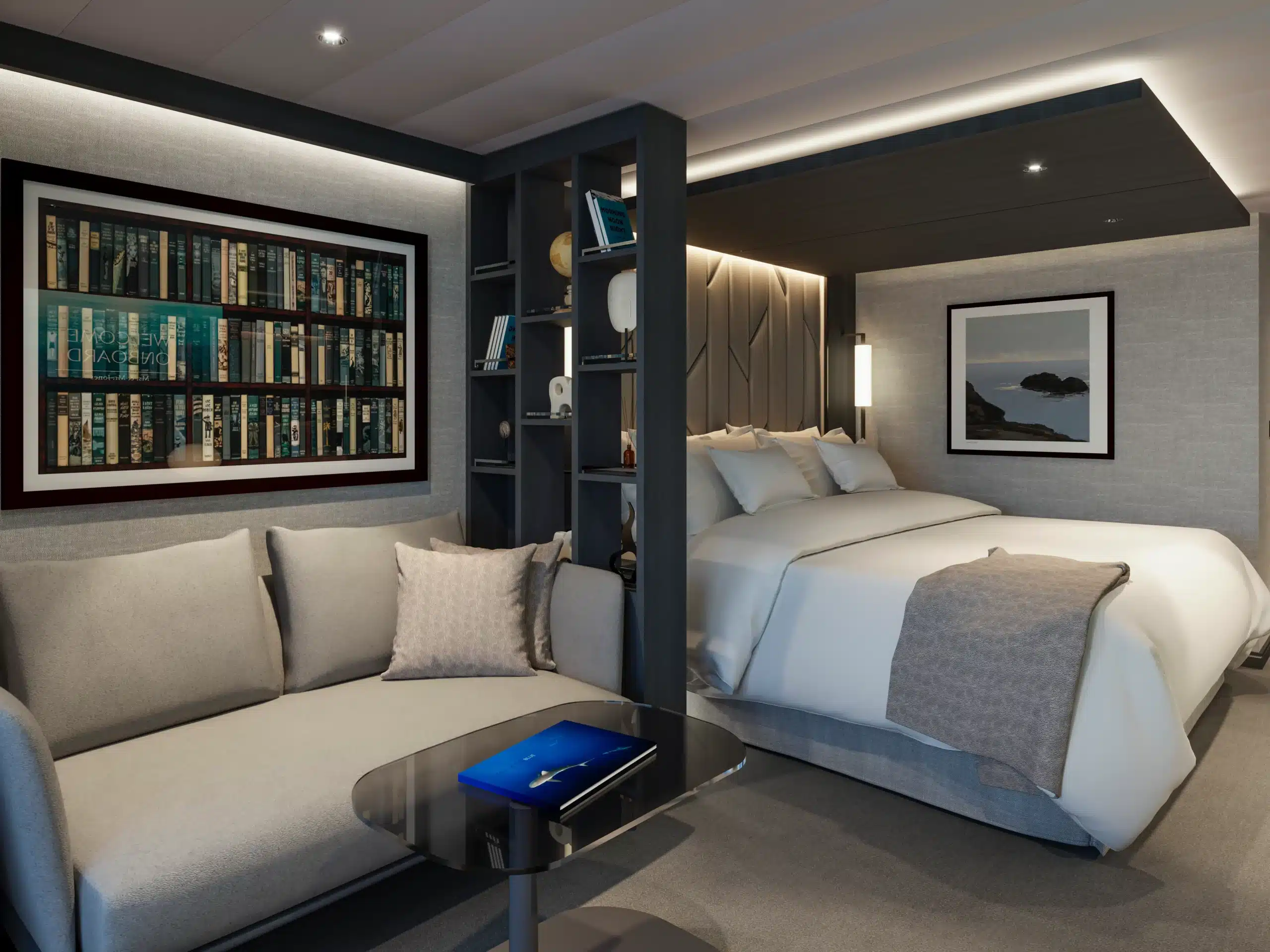 Luxe slaapkamer van het Grand Penthouse op de EXPLORA V met een groot tweepersoonsbed, modern plafondontwerp, roomdivider met boekenplanken en uitzicht op het privéterras.