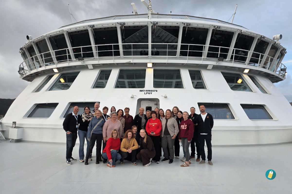 Collega's Captain Cruise en groep reisagenten