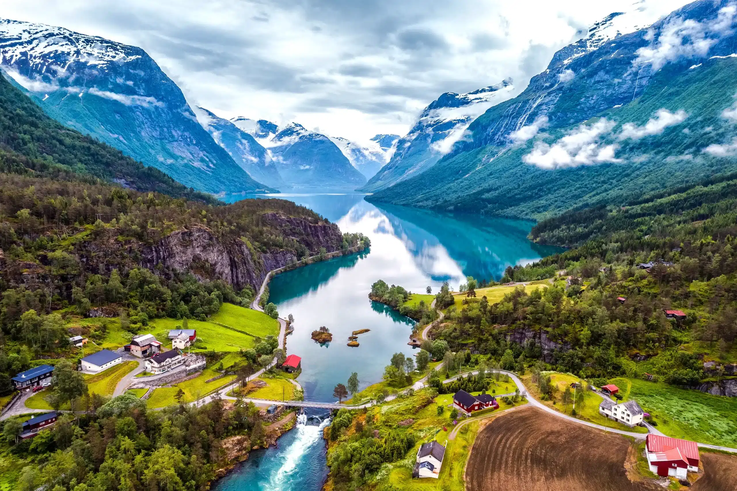 Luchtfoto van het Geirangerfjord met berglandschap en helderblauw water tijdens een cruise naar de Noorse Fjorden.