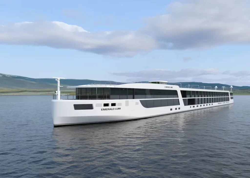 Rendering van het nieuwe riviercruiseschip Emerald Lumi varend op een kalme rivier met bergen op de achtergrond.