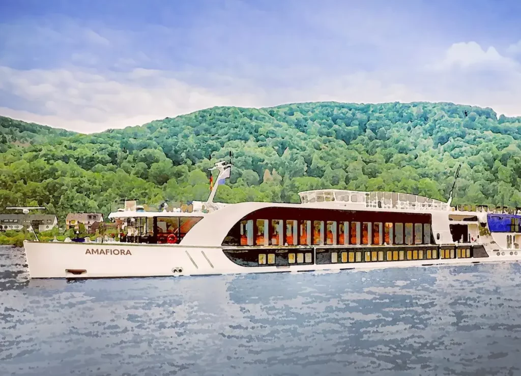 Luxe riviercruiseschip AmaFiora van AmaWaterways varend langs een beboste heuvelachtige kustlijn.