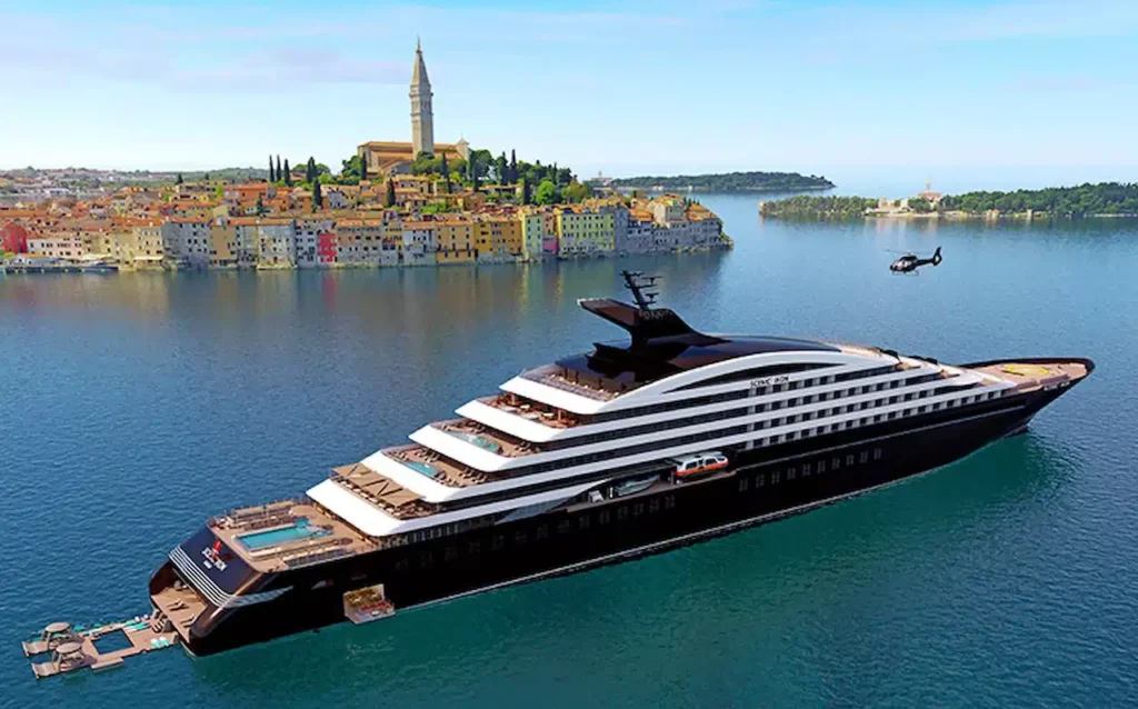 Het ultra-luxe jacht Scenic Ikon van Scenic Cruises voor de kust van de historische stad Rovinj in Kroatië.