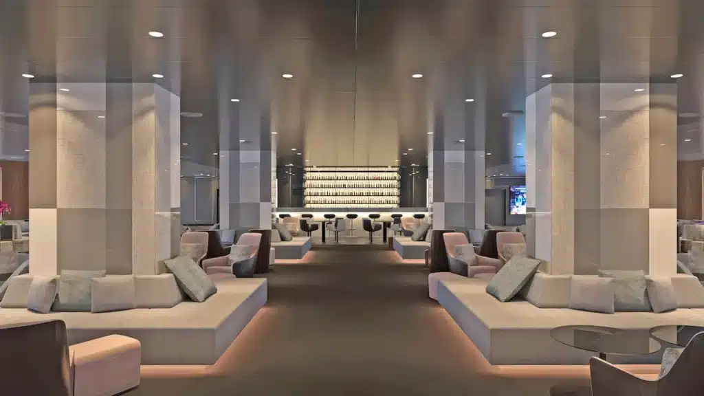 Luxe en moderne Main Lounge aan boord van de Scenic Ikon met een stijlvolle bar en ruime zithoeken.