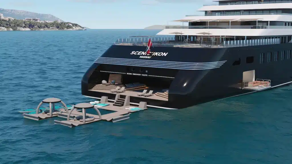 Het uitschuifbare watersportplatform van de Scenic Ikon met kajaks en loungeplekken op het water.